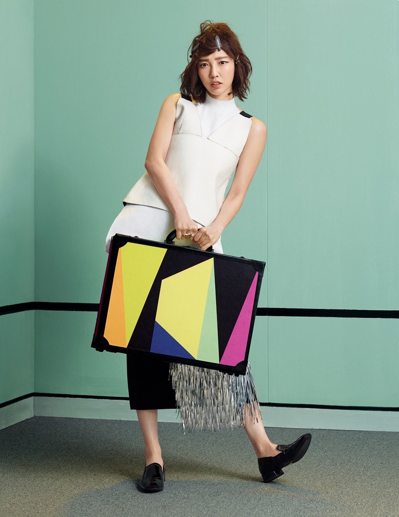 特写镜头捕捉白百何嘴角微扬的瞬间，笑意浅淡却直达眼底，散发温暖亲和魅力