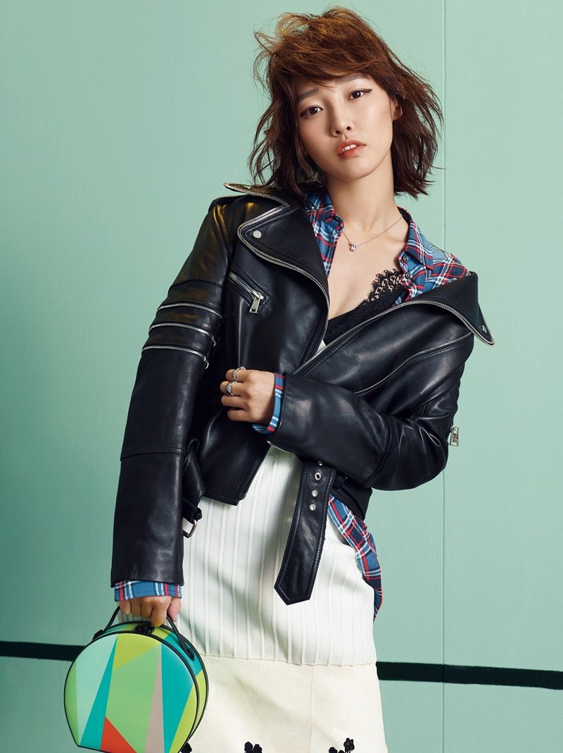 白百何倚靠窗边，自然光线洒落，发丝微扬，神情间流露着不经意的洒脱与宁静