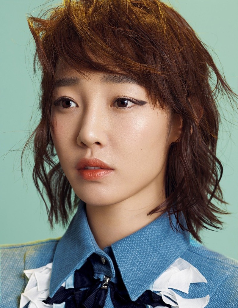 白百何以随性姿态坐立，衣着风格融合中性帅气与精致细节，气场沉稳而强大