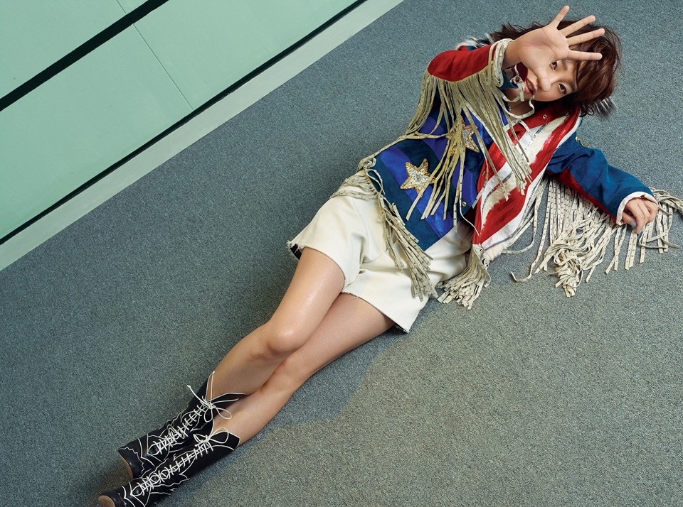 白百何展现自信大笑，笑容极具感染力和穿透力，定格了温暖又充满生命力的瞬间