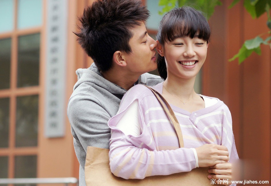 白百何身着职业装凝望窗外，侧脸轮廓在光影中显得坚定又略带忧郁