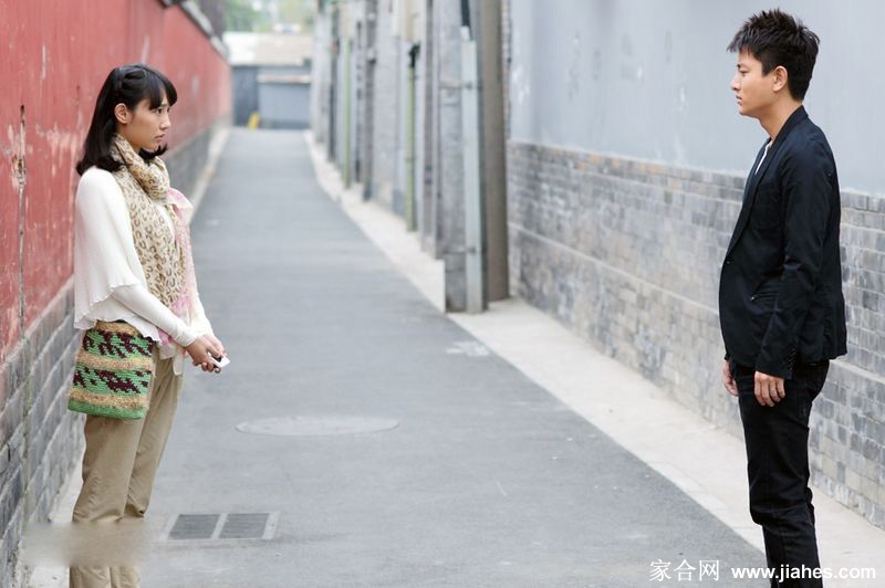 白百何与剧中对手演员激烈对话场景，情感张力在肢体语言中迸发