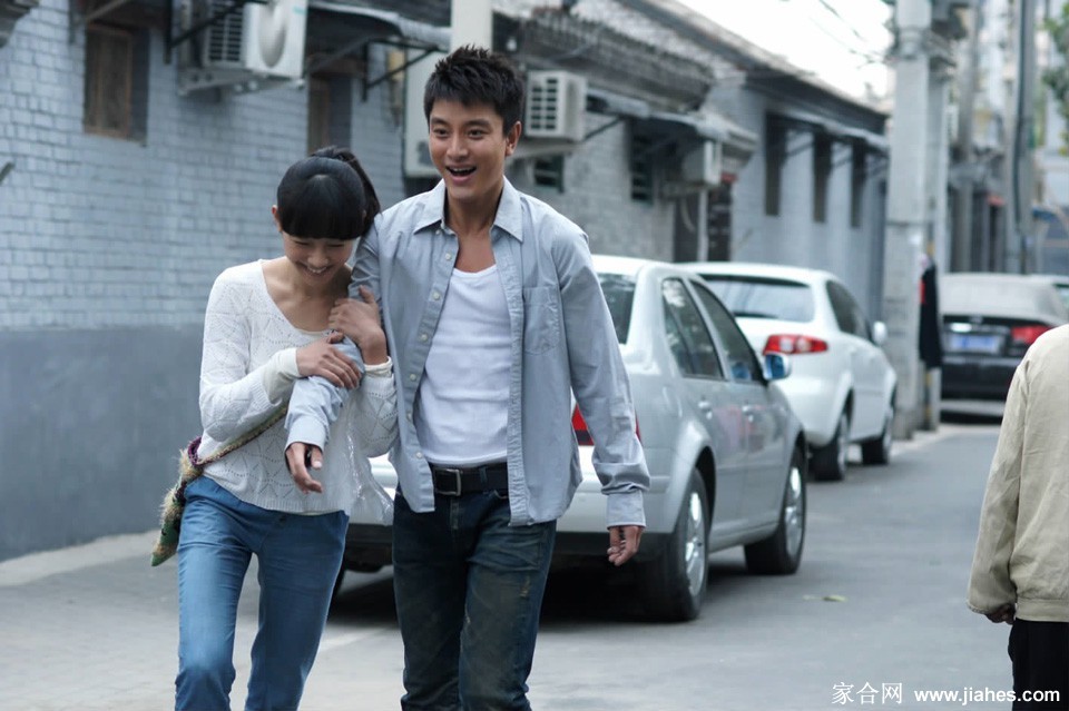 白百何穿着婚纱转身回眸，眼中交织着幸福与不确定的复杂情绪