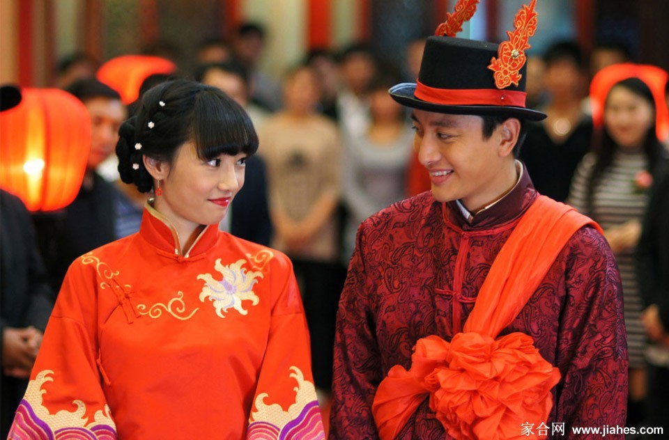 都市夜景中白百何独自漫步，霓虹灯光勾勒出她若有所思的侧影