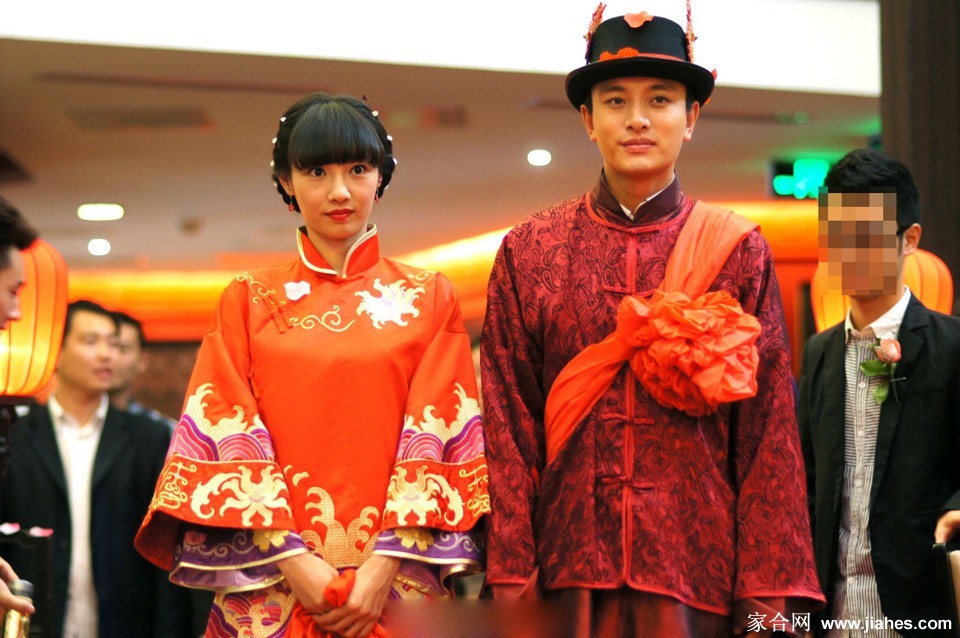 晨光中的白百何手持行李箱，站在十字路口面临人生抉择的瞬间