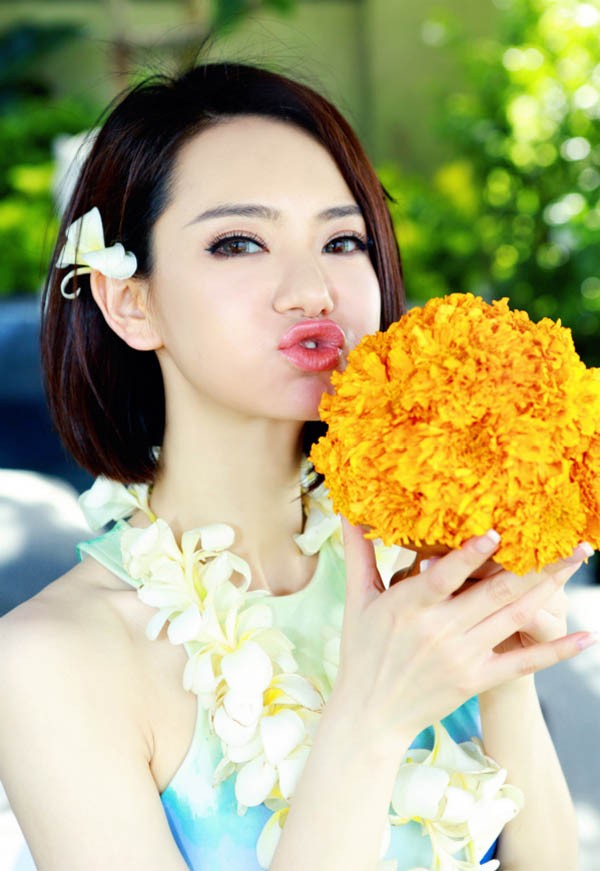 戚薇迎着海风舒展双臂，简约背心搭配短裤，尽情拥抱夏日海边的自由气息