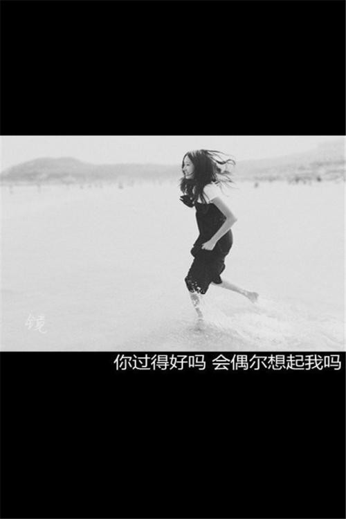 雨中漫步的忧郁少女，手持透明雨伞，雨水滴落映照出2022年的情感波澜