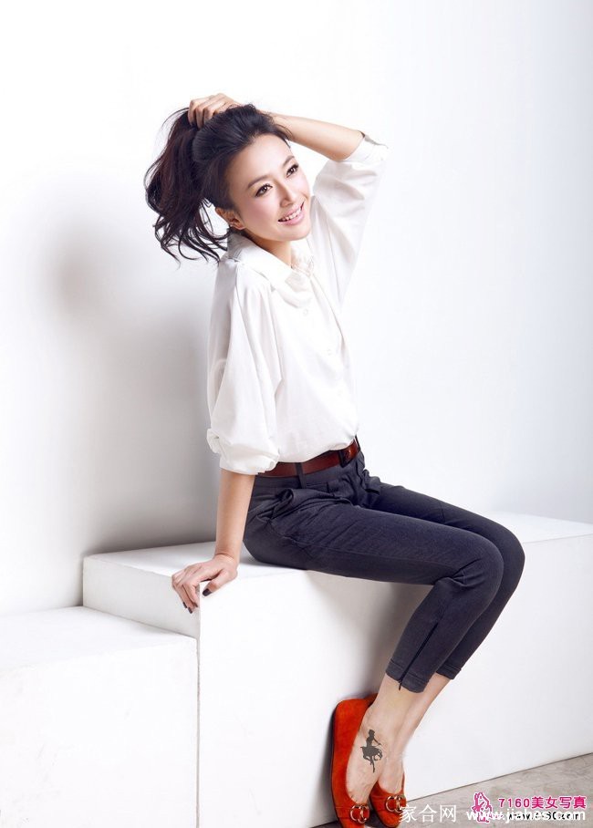 秦岚身穿素雅碎花裙回眸浅笑，眼神清澈如初夏晨露