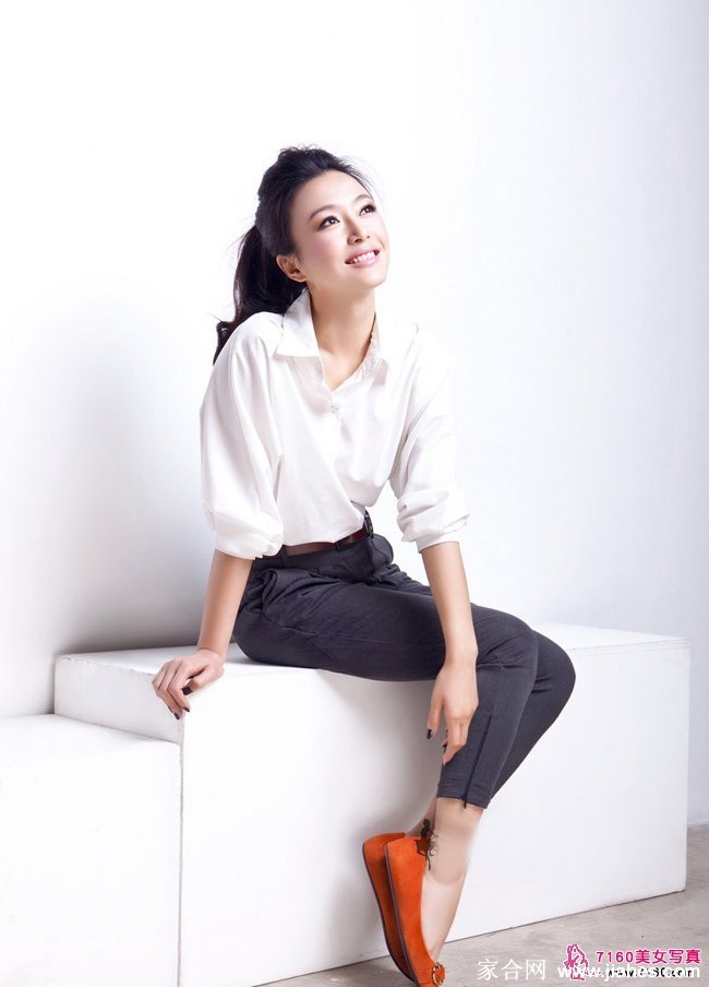 秦岚倚靠床边若有所思，柔和光线勾勒出静谧柔美的侧脸线条