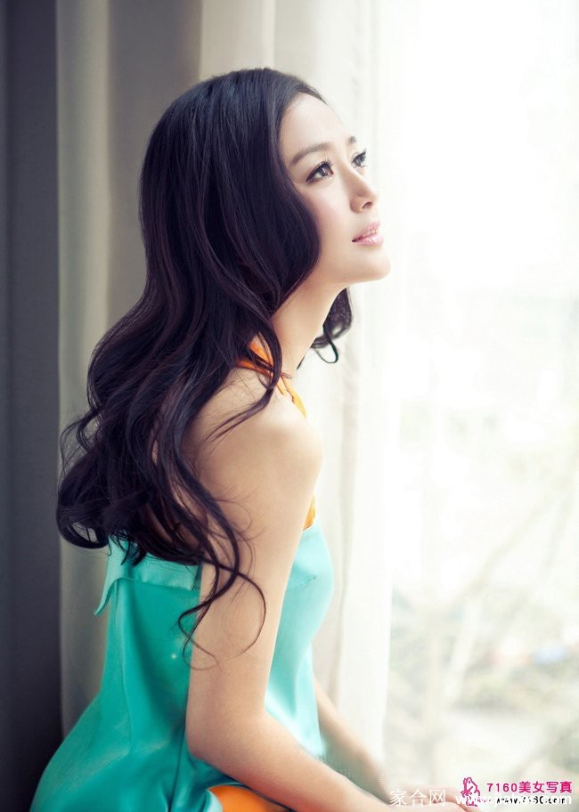 秦岚赤脚坐在木地板上绽放灿烂笑容，尽显毫无防备的甜美与亲近感