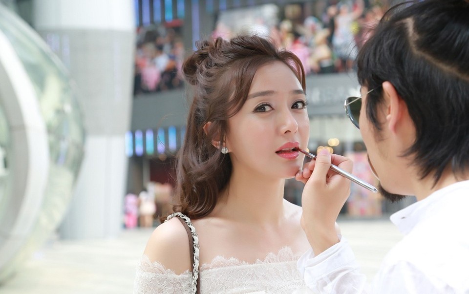 秦岚漫步于花园小径，裙摆轻扬姿态惬意悠然