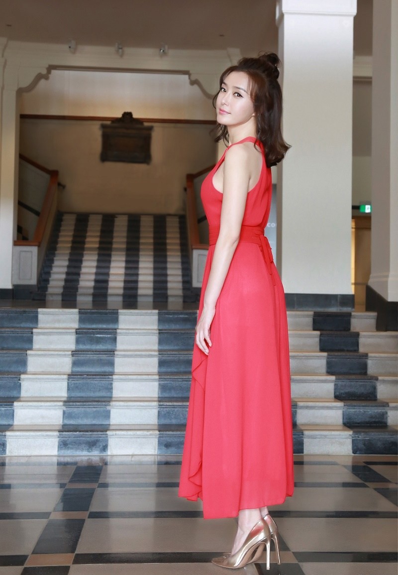 秦岚头戴渔夫帽倚靠门边，尽显夏日午后的慵懒与宁静