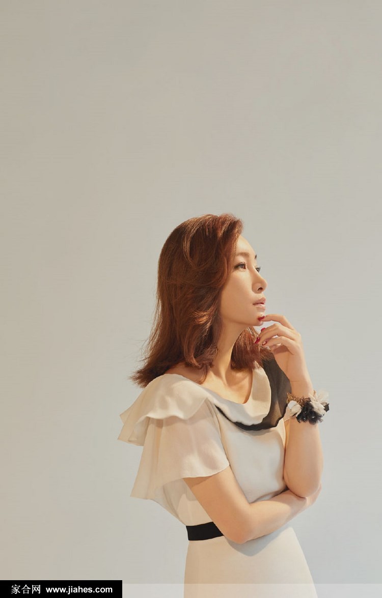 秦海璐以优雅姿态端坐，服装线条流畅，面容沉静，展现出历经沉淀后的温婉与高贵气质