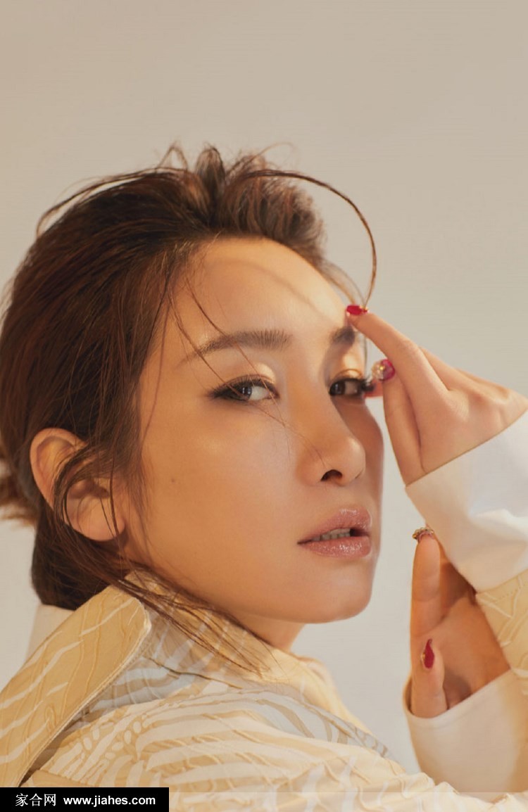 光影交错间秦海璐半掩面容，眼神中交织着迷离与坚定，展现出女性复杂而迷人的内心世界