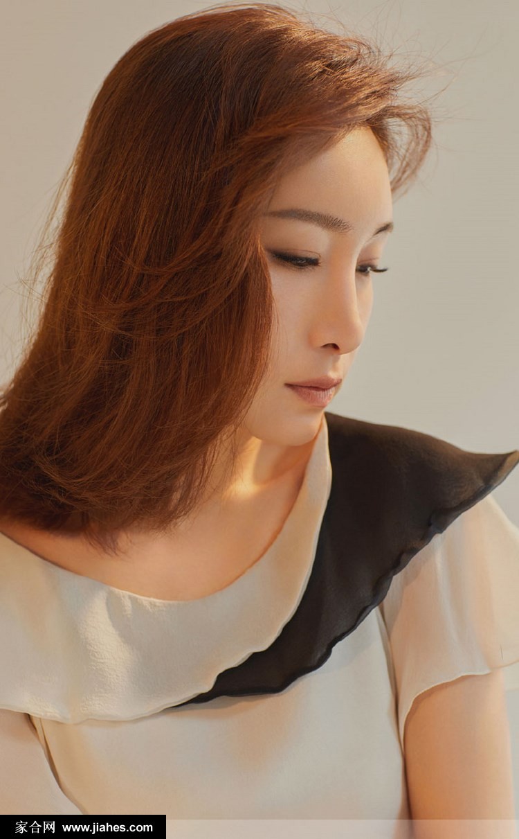 秦海璐身着剪裁利落的服饰侧身而立，冷冽眼神穿透镜头，散发出不容置疑的强大气场