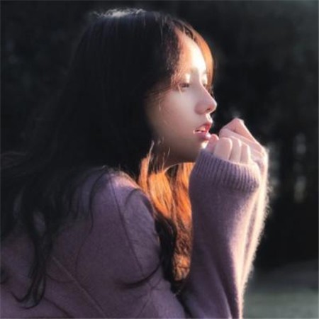 夜幕下侧身凝望的少女，眼神中盛满无法言说的思绪，窗外的灯火是她内心孤独的反光。