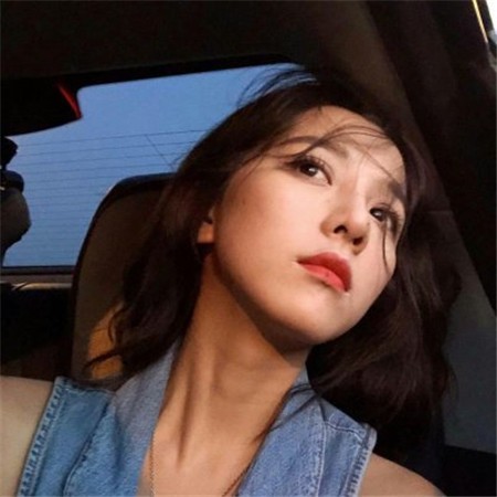 低头沉思的瞬间，发丝轻垂，所有的注意力都向内收敛，仿佛正在聆听内心深处记忆的回响。