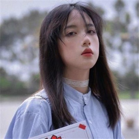 女孩背对世界，身影在暖光中显得既温柔又疏离，仿佛正与心中的幻影进行一场无声的对话。