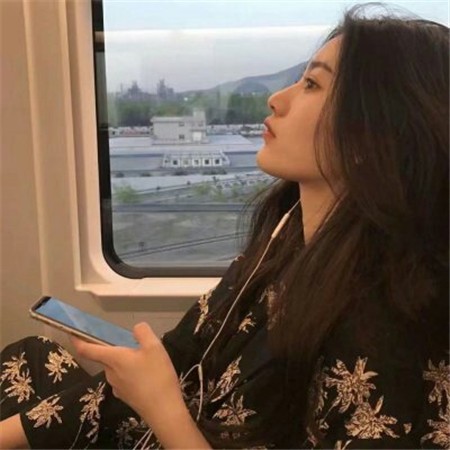 光影交错中一抹静谧的侧影，仿佛凝固了时间，将无尽的思念沉淀为一种静默而坚韧的力量。