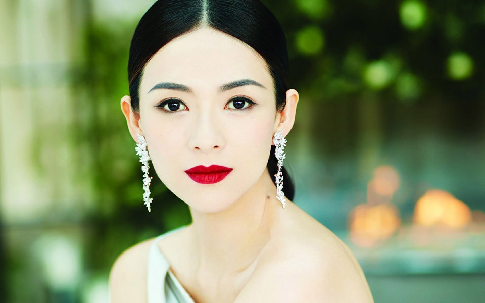 章子怡一袭深蓝长裙立于水墨巨龙之前，裙摆飞扬，眼神坚毅，尽显侠女风范与磅礴气场