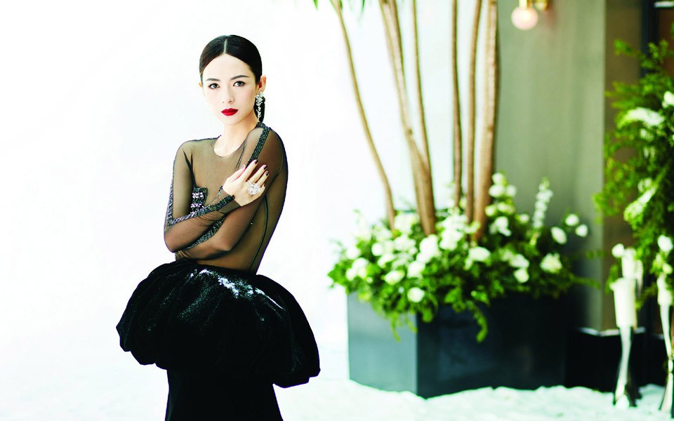 章子怡身穿复古红色丝绒长裙与斗篷，仅露精致脸庞与优雅锁骨，于神秘光影中展现霸气与坚毅