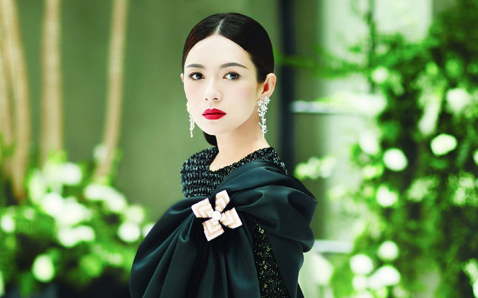 章子怡身着黑色露肩刺绣长裙，于古典水墨画境中翩然穿行，将现代时尚与古典韵味完美糅合