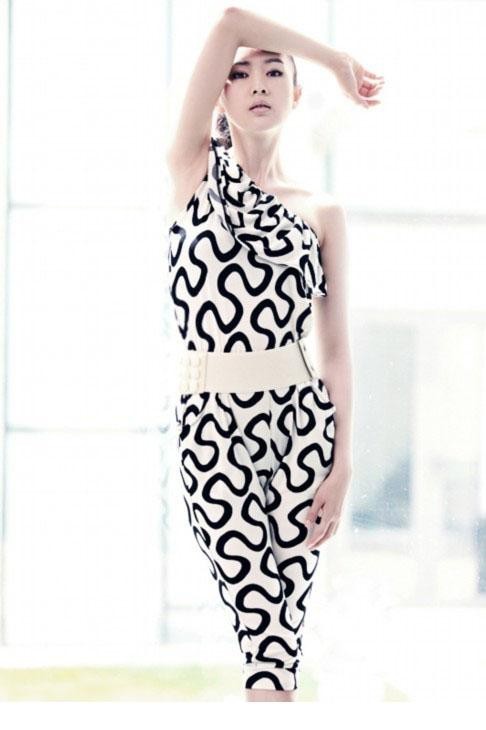 童瑶漫步于斑驳树影下姿态惬意，演绎都市漫步的悠闲心境