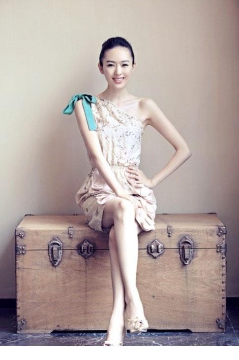 童瑶身穿粉色短裙展露明媚笑容，宛若夏日清新绽放的花朵