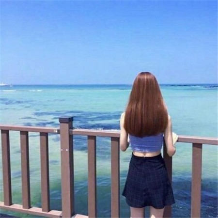 秋日林间小径上，女子低头漫步的背影，脚下是层层叠叠的金黄落叶，仿佛正独自走过一段繁华落尽后略显寂寥的时光