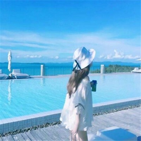 幽暗室内，一袭白裙的女子背身立于古老的百叶窗前，斑驳的光线如时光的刻痕洒在她身上，营造出寂静而永恒的孤独氛围