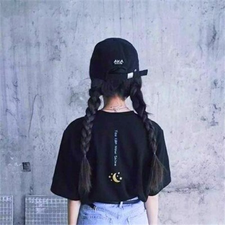 清晨薄雾弥漫的湖畔，女子撑着透明雨伞的朦胧背影，与远处水墨画般的山影融为一体，画面清澈而充满淡淡的离愁别绪