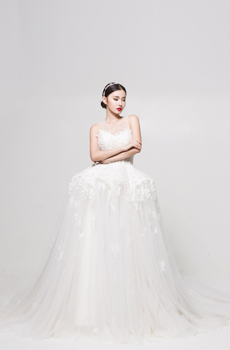 童菲轻倚窗前，一袭抹胸缎面婚纱勾勒曼妙曲线，静谧中透露出极致优雅