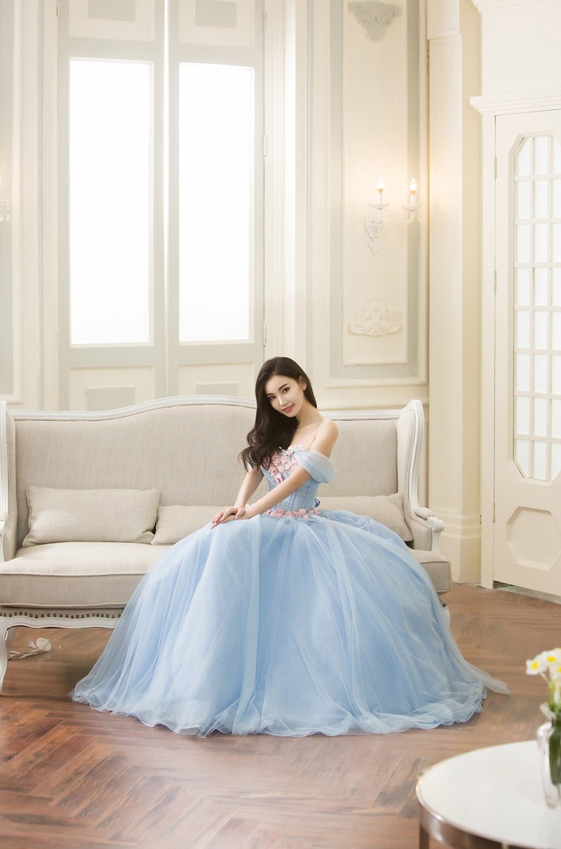 童菲置身复古背景中，尝试现代感短款婚纱造型，俏皮灵动展现百变魅力