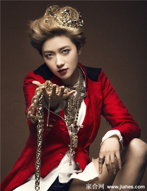 万茜回眸瞬间，红唇与黑色装束在光影交错中定格永恒魅力