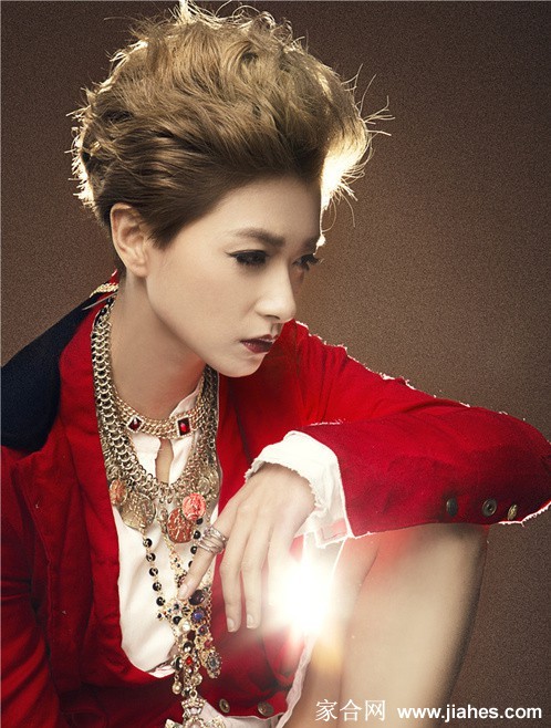 万茜以手轻抚流苏裙摆，光影勾勒其精致侧颜与下颌线