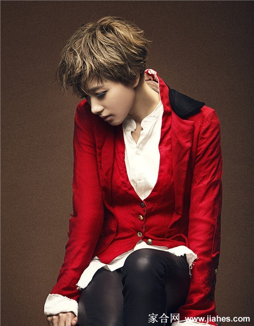 万茜直面镜头，黑色流苏轻垂腿侧，展现从容自信的完整造型