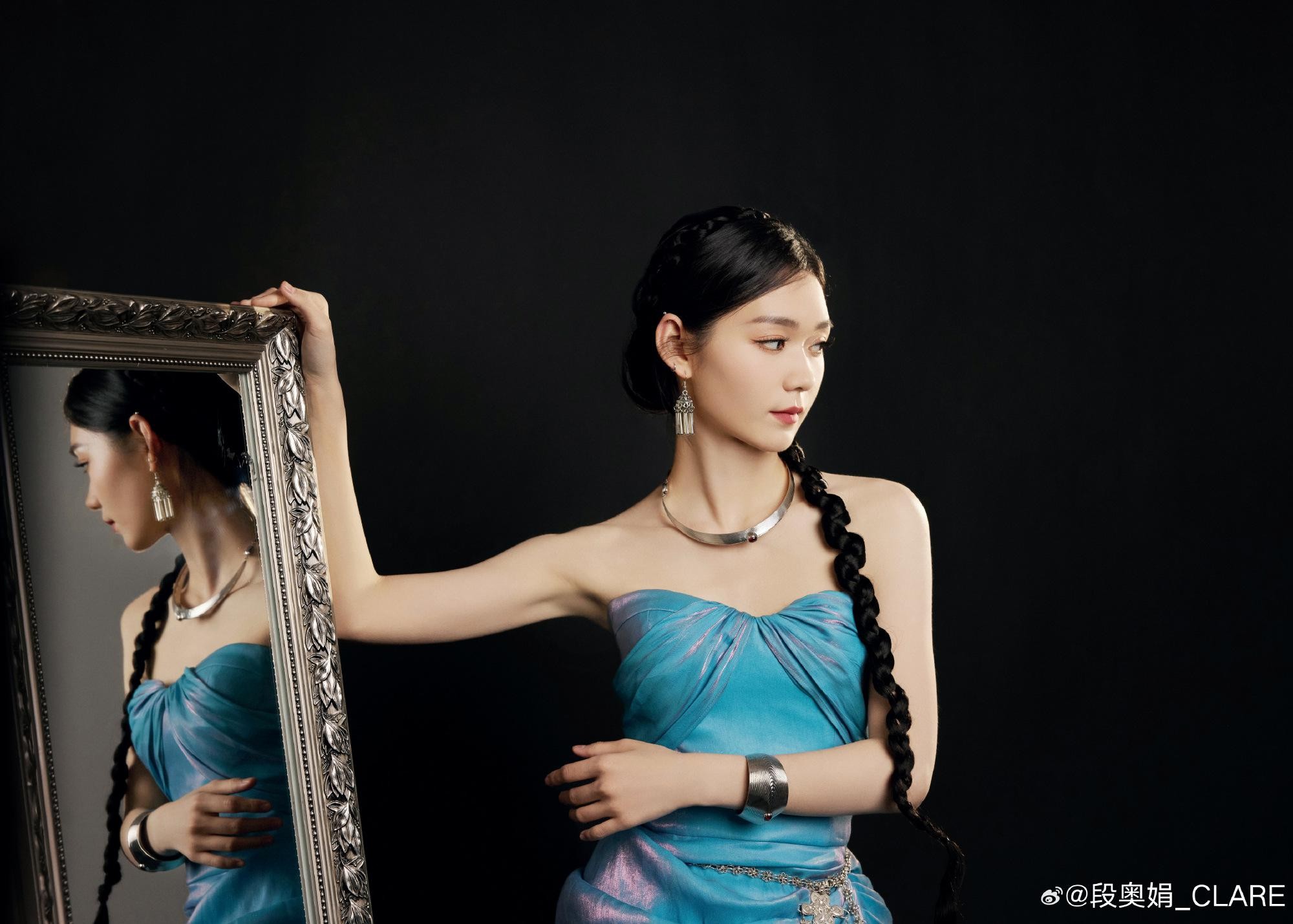 段奥娟近距离凝视镜头，眼眸中倒映着璀璨星光，细腻肌肤与精致妆容尽显无瑕
