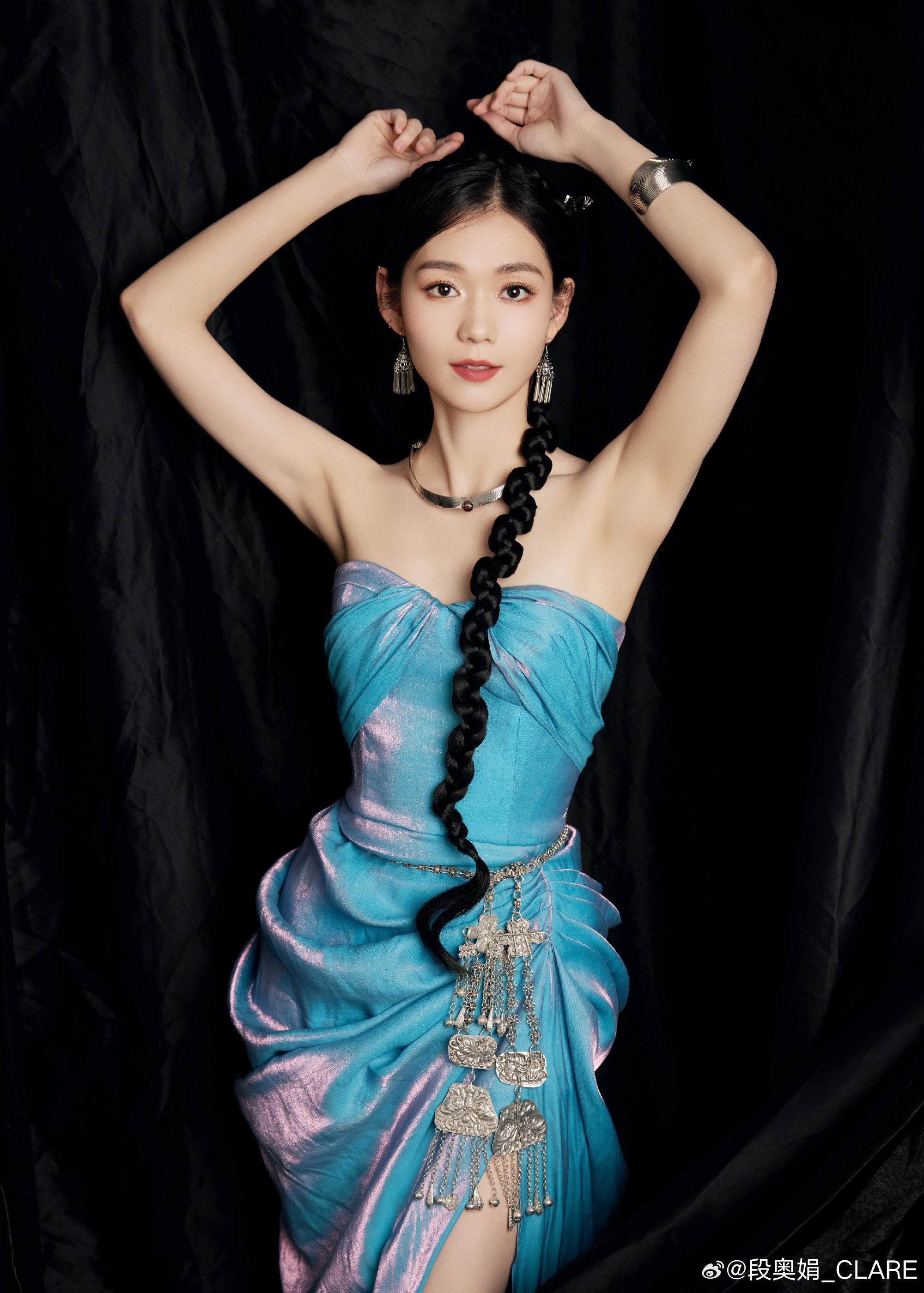 段奥娟置身于柔和光晕中，轻盈薄纱裙摆随风微动，仿佛被晨曦轻吻的仙子