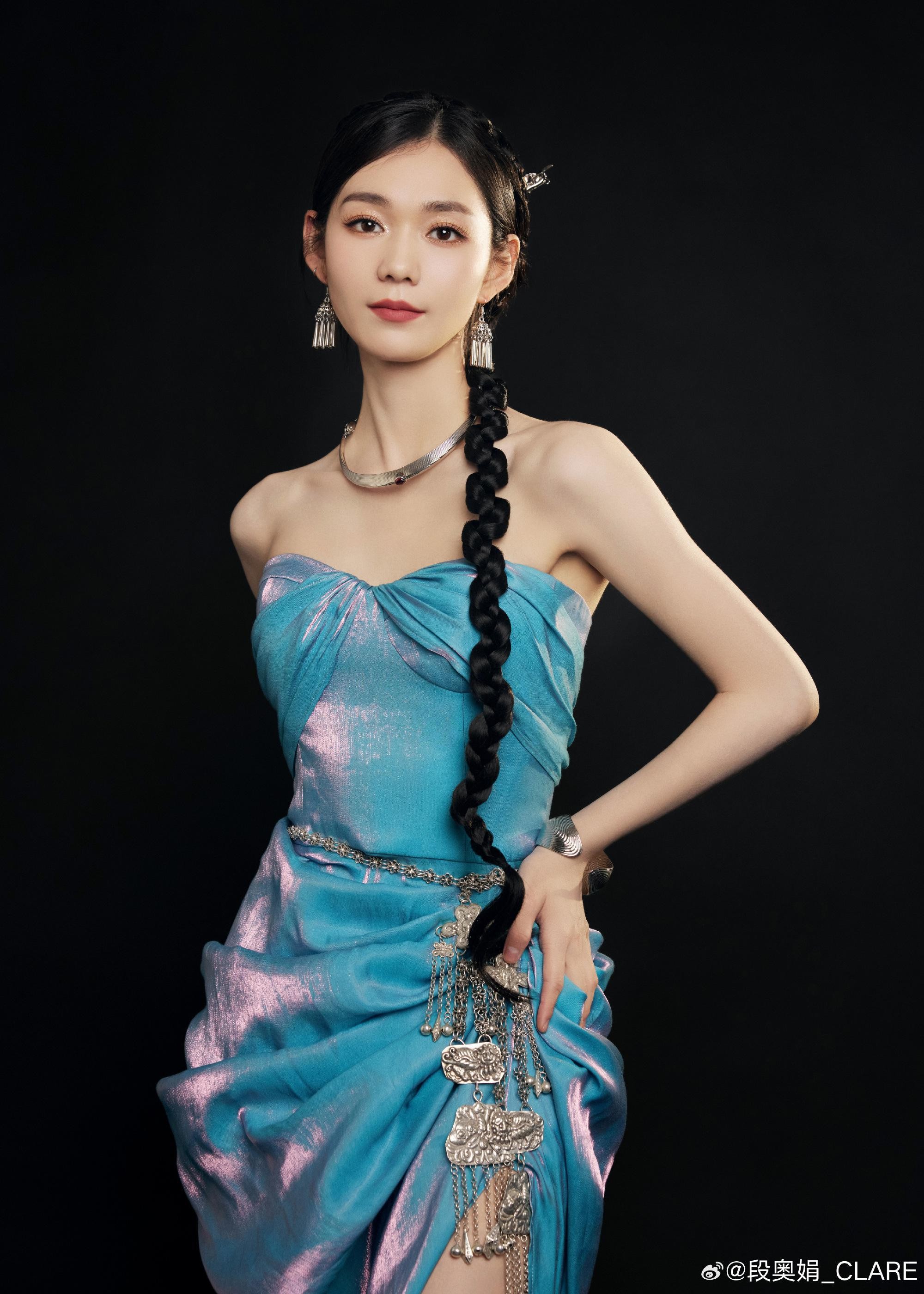 段奥娟以优雅姿态定格，裙裾如花绽放，周身散发着宁静而强大的女神气场