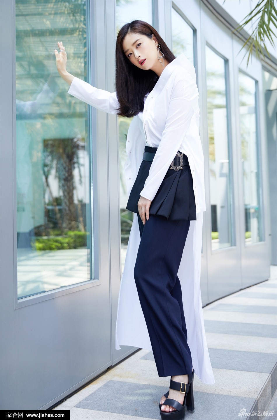 蒋欣身着黑色帅气套装，精致侧颜下深邃锁骨如蝶翼般清晰展露