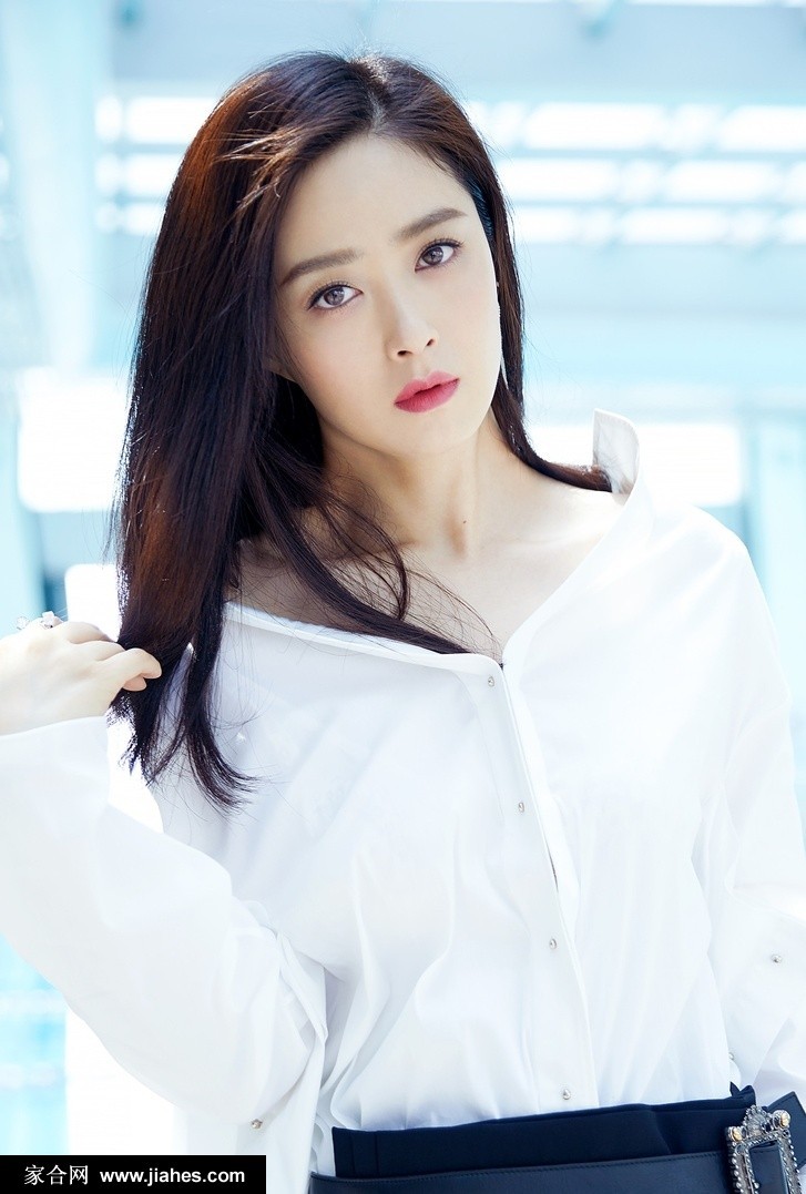蒋欣倚靠墙面姿态放松，简约着装下锁骨与颈肩线条尽显高级感
