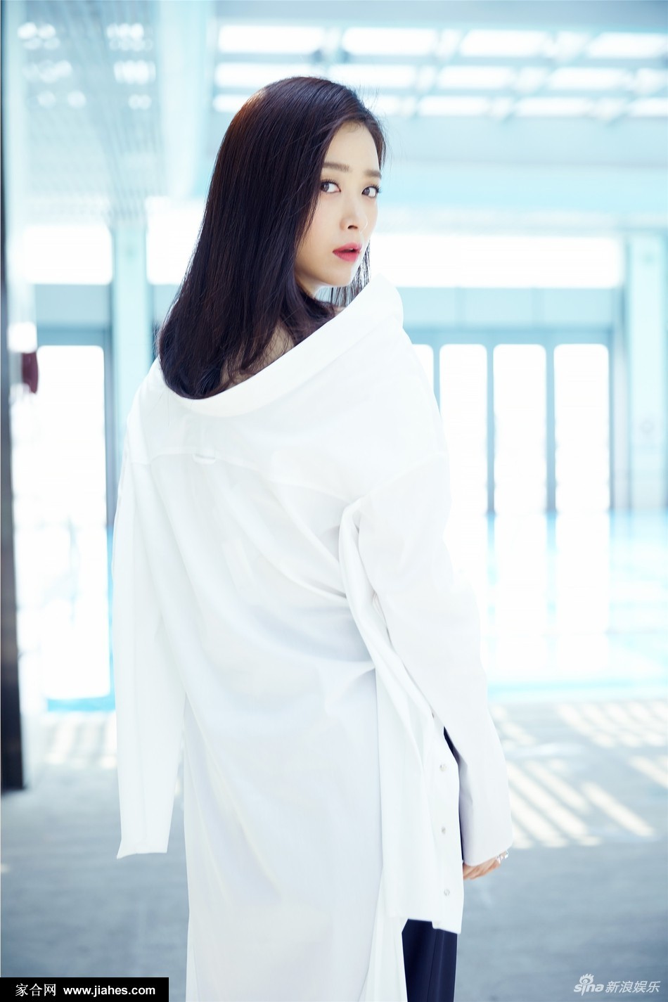 蒋欣眼神坚定望向远方，黑色西装衬托出优美肩颈线与下颌线