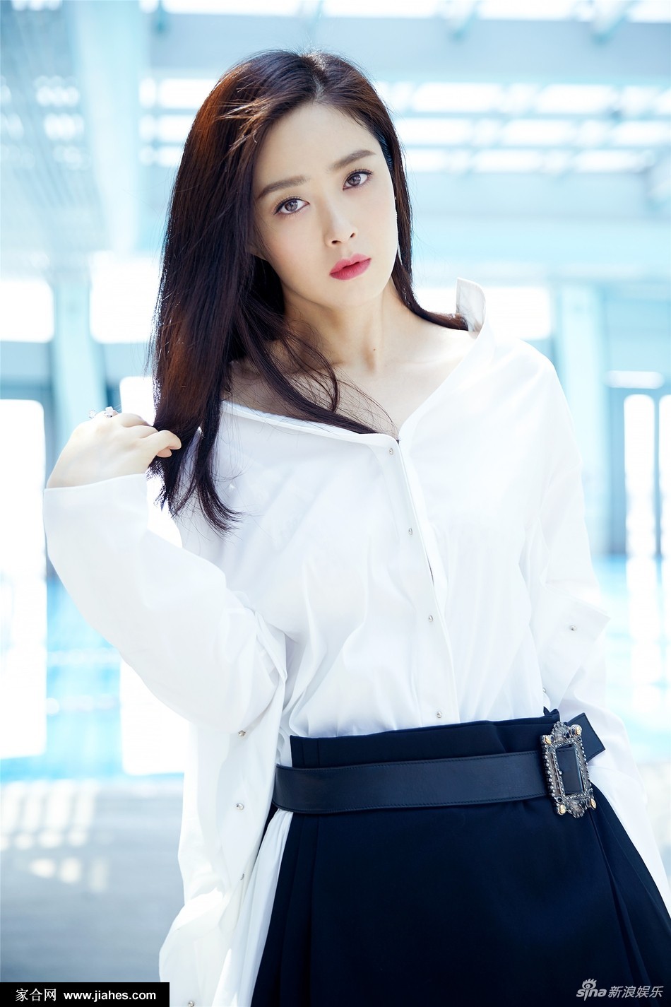 蒋欣帅气写真回眸瞬间，短发飒爽锁骨线条与下颌线完美呼应