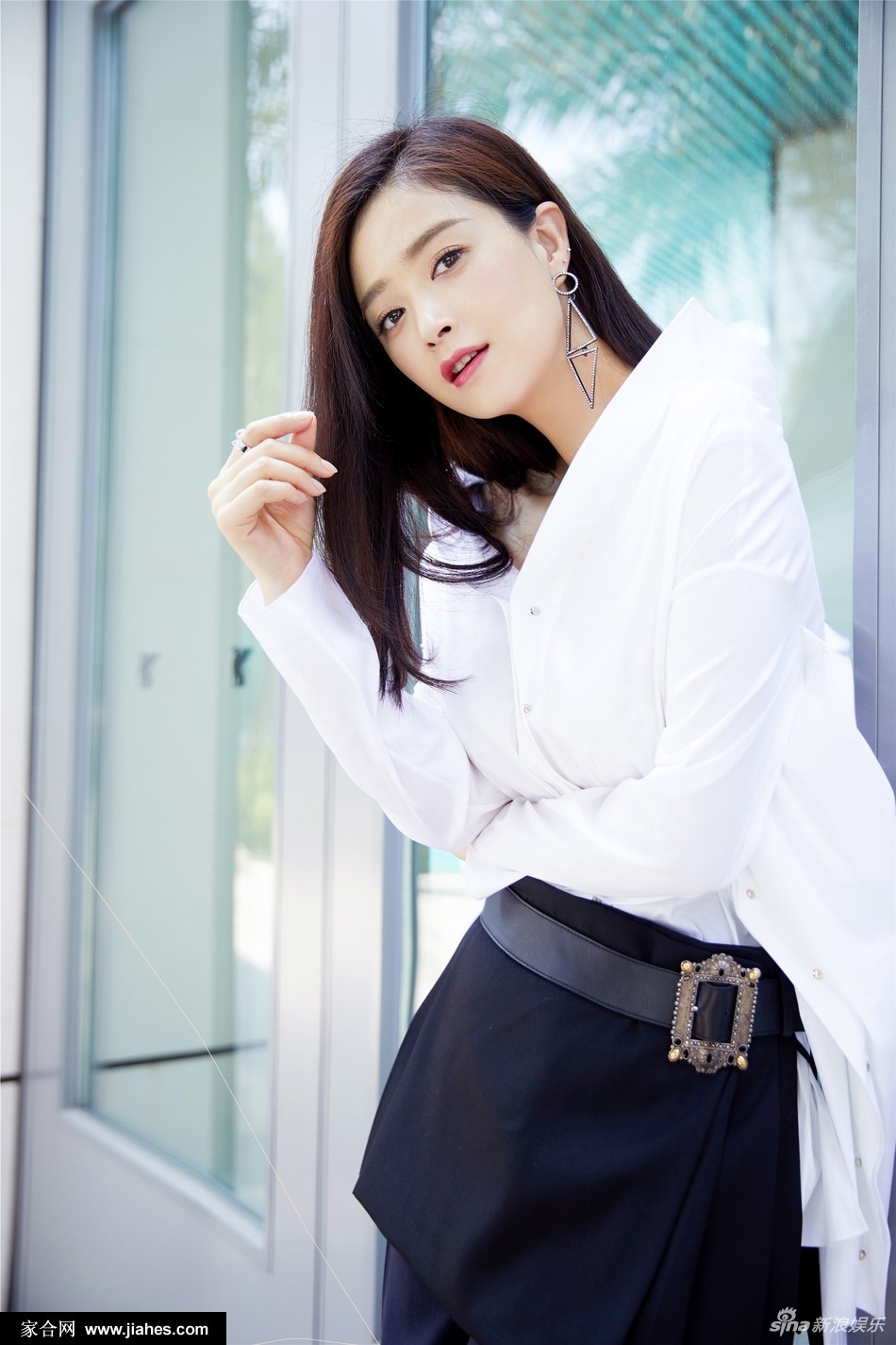 光影交错中蒋欣微仰下颌，展现天鹅颈与锁骨构成的绝妙风景