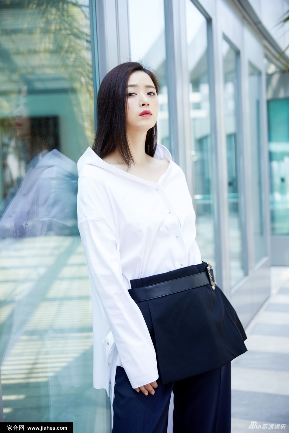 蒋欣身穿露肩黑色上衣低头浅笑，锁骨窝深邃动人散发温柔魅力