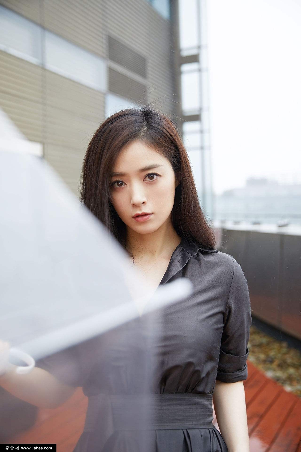 黑白光影下蒋欣侧身而立，展现宛如雕塑般的完美侧颜与锁骨曲线