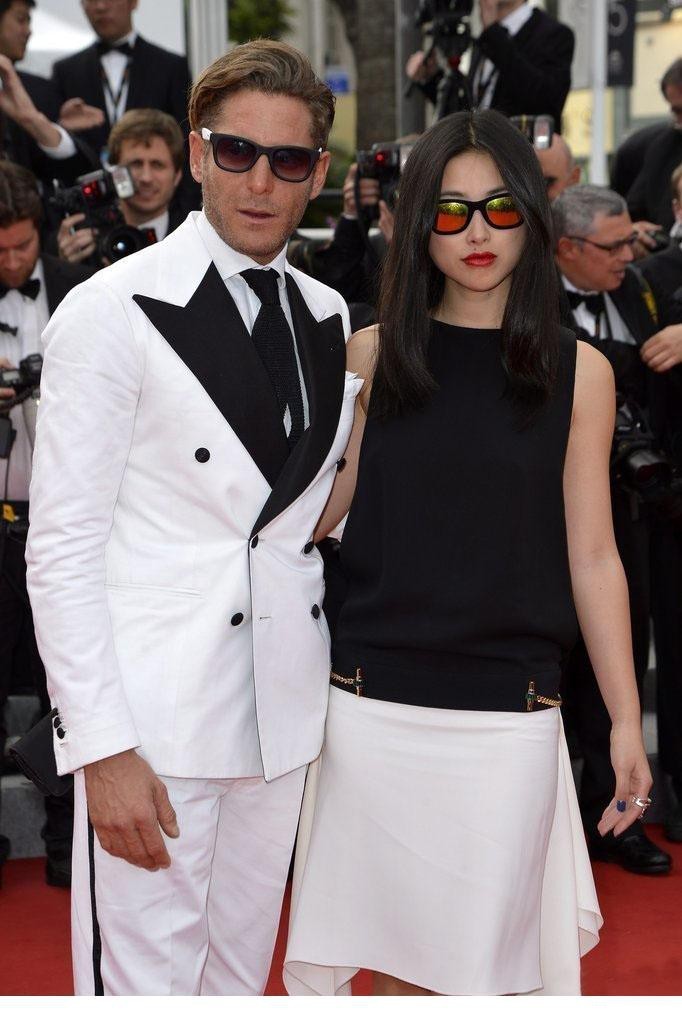 朱珠佩戴霸气黑超墨镜亮相戛纳，红唇微扬展现东方美人自信风采