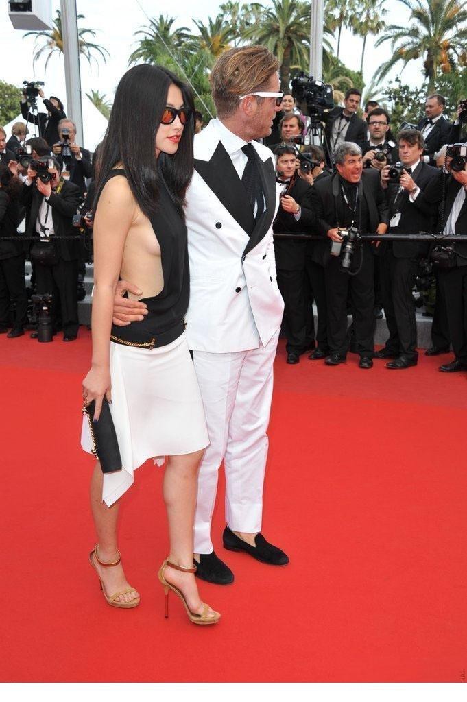 朱珠与拉波埃尔坎在人群中微笑交谈，光芒聚焦宛如时尚剧主角