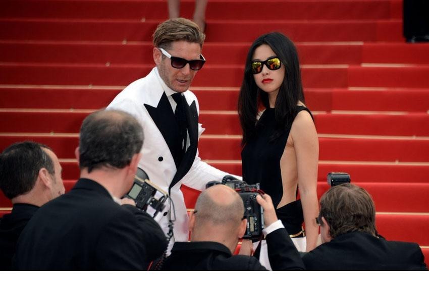 镜头特写朱珠精致侧颜与奢华珠宝，眼神笃定诉说独立女性的故事