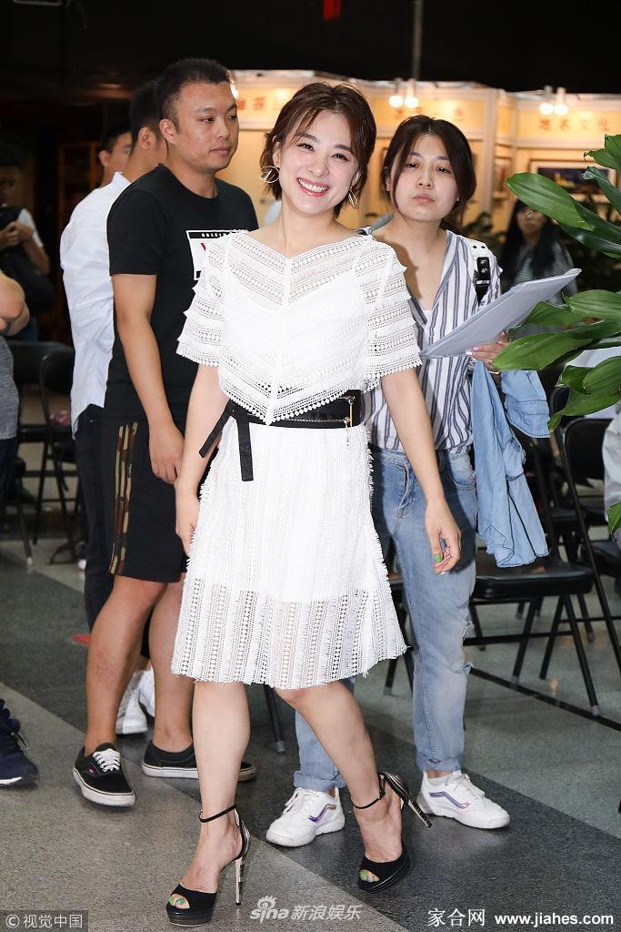 生活照中的刘璇赤脚坐在家中地毯上，抱着宠物狗开怀大笑，完全放松的状态展现了她赛场外温暖亲切的邻家一面